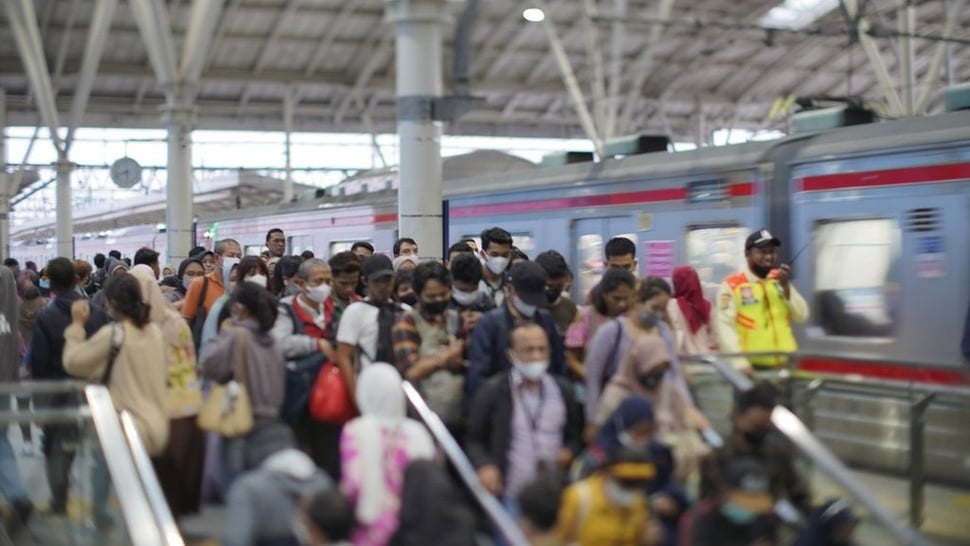 Saat Warga Padati Stasiun Manggarai Menuju Monas Rayakan HUT TNI