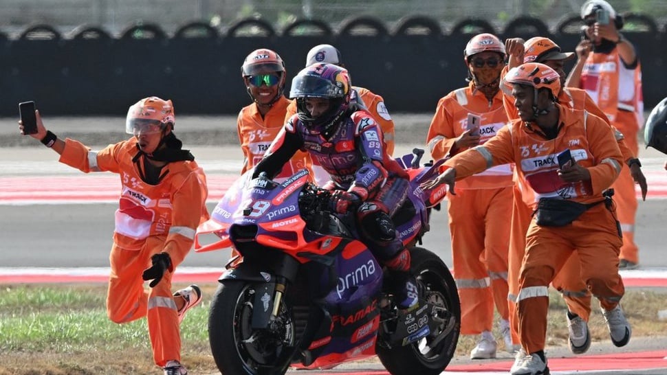 2024/10/16/marshal-lokal-di-motogp-mandalika--1_ratio-16x9.jpg