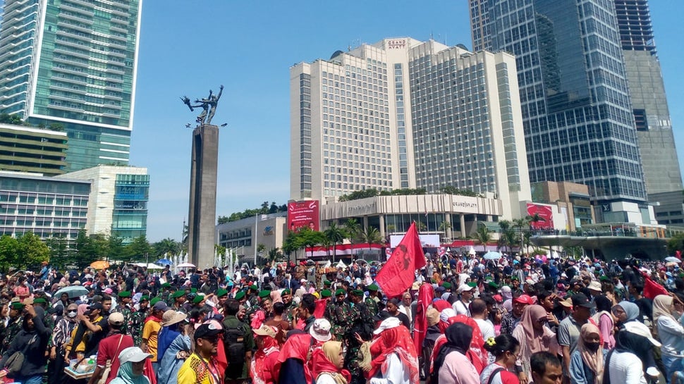 Ratusan Warga Padati Bundaran HI Lepas Jokowi & Sambut Prabowo