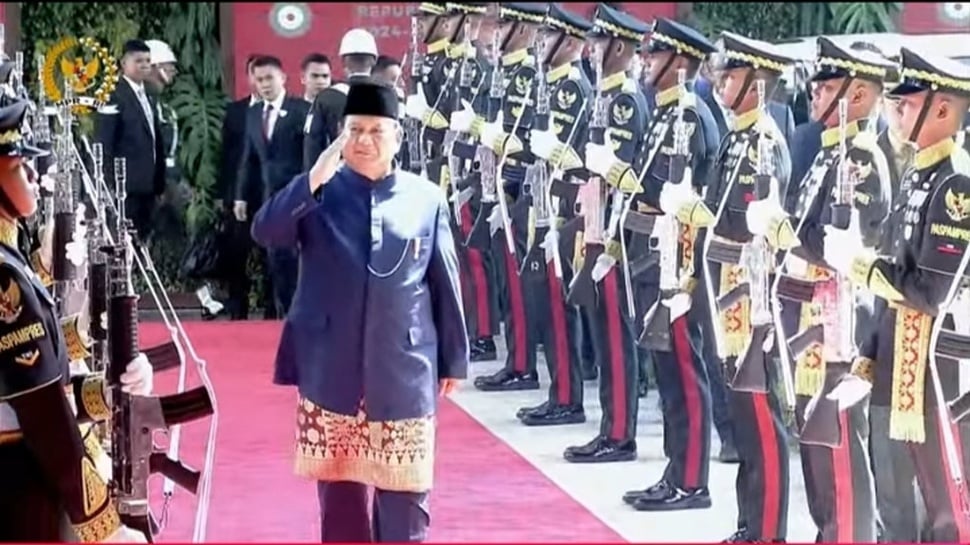 Prabowo & Gibran Tiba di Gedung MPR, Kompak Pakai Pakaian Betawi