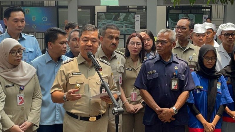 Pj Gubernur Teguh Tinjau Uji Coba Makan Siang Gratis di SMKN 26