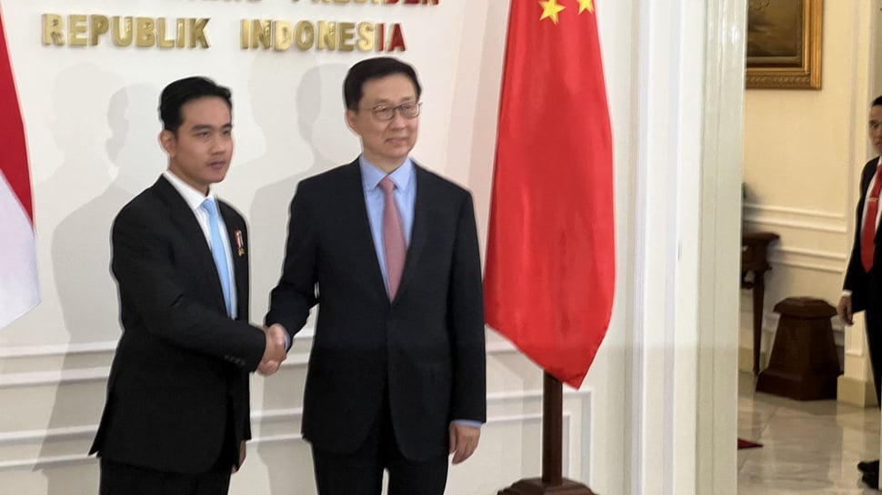 Hari Pertama Bekerja, Gibran Terima Kunjungan Wapres Cina