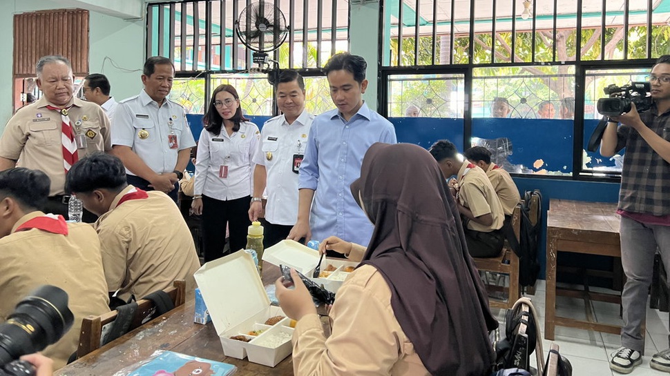 Wapres Gibran Tinjau Makan Siang Gratis di SMPN 270 Jakarta