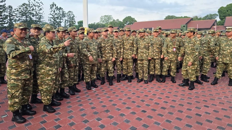 Kabinet Merah Putih Latihan Baris-berbaris Pakai Seragam Komcad