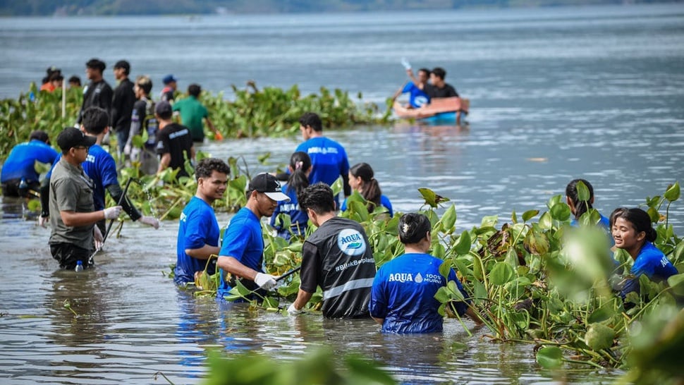 AQUA Wujudkan Komitmen Hijau dengan Aksi Bersihkan Danau Toba