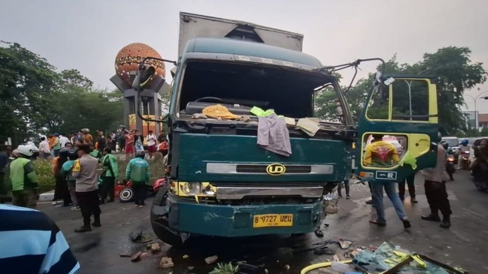 4 Orang Terluka Ditabrak Truk Kontainer Ugal-ugalan di Tangerang