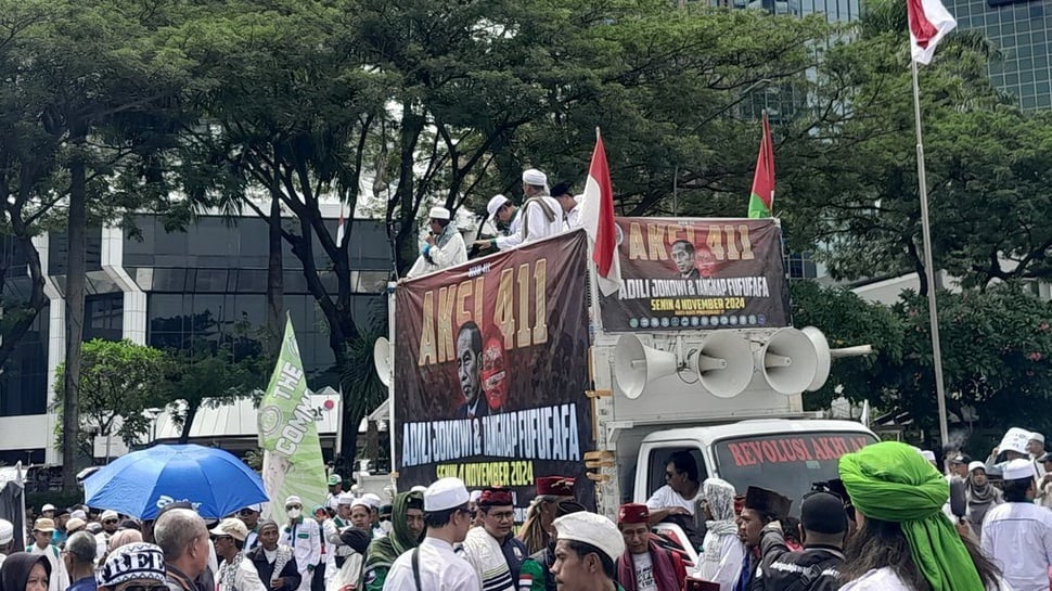 Tak Bisa ke Istana, Massa Aksi 411 Berorasi di Patung Kuda