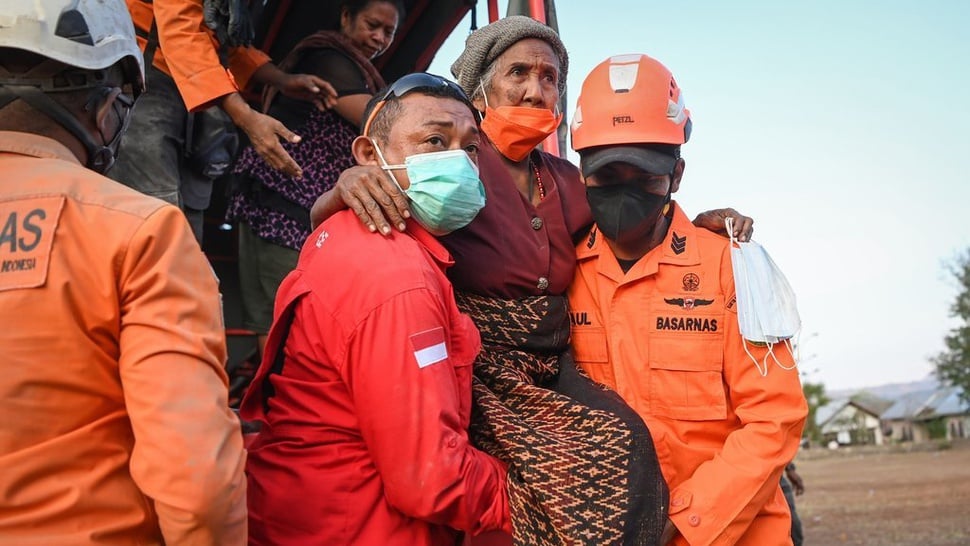 2024/11/10/antarafoto-evakuasi-pengungsi-terdampak-erupsi-gunung-lewotobi-1731249850.jpg