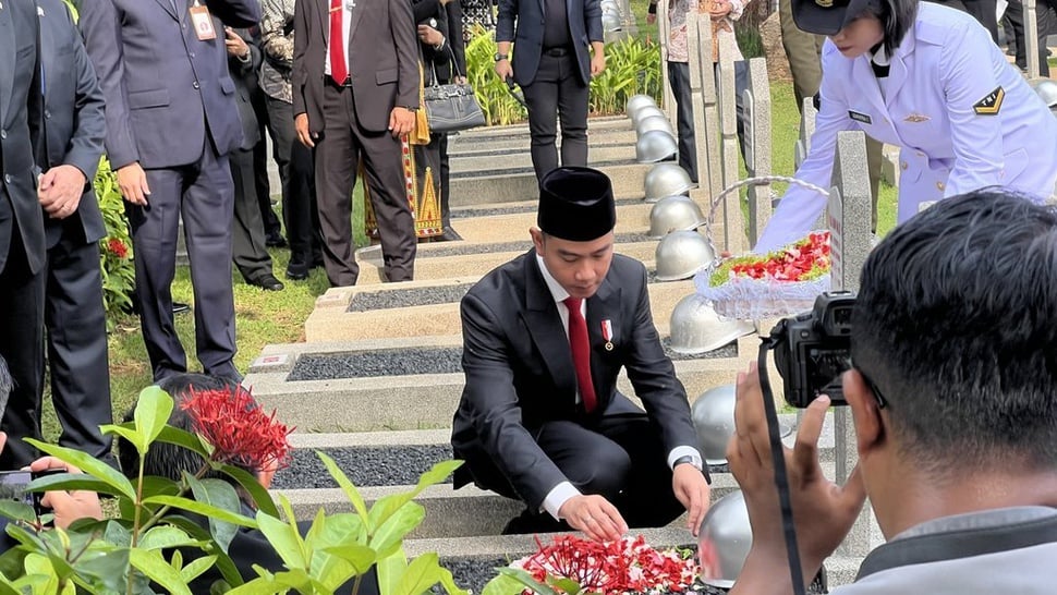 Gibran Pimpin Upacara Peringatan Hari Pahlawan di TMP Kalibata