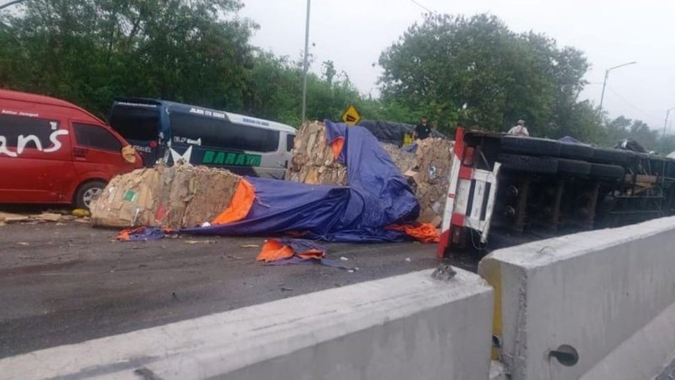 Kecelakaan di Cipularang Melibatkan 19 Kendaraan, 1 Korban Tewas