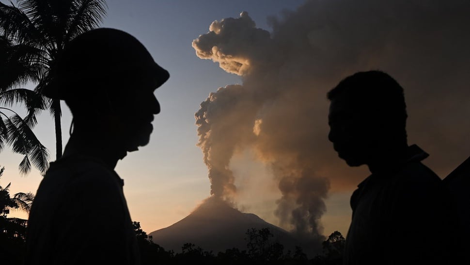 2024/11/12/antarafoto-aktivitas-gunung-lewotobi-masih-tinggi-1731392630.jpg