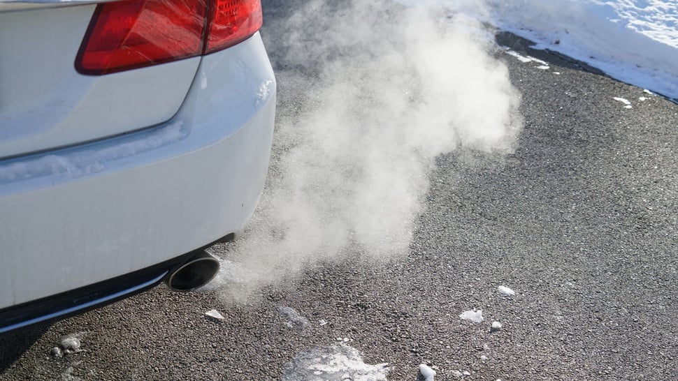 10 Penyebab Knalpot Mobil Keluar Asap Putih & Cara Mengatasinya