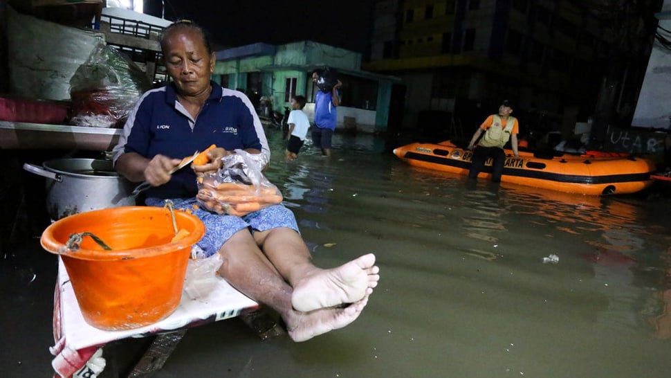 9 RT & 6 Ruas Jalan di Jakarta Tergenang Banjir akibat Hujan