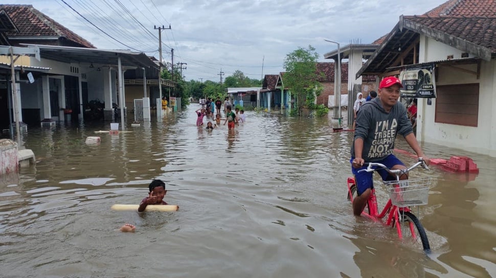 Mensos Dengarkan Curhat Pengungsi Banjir di Desa Jombok Jombang