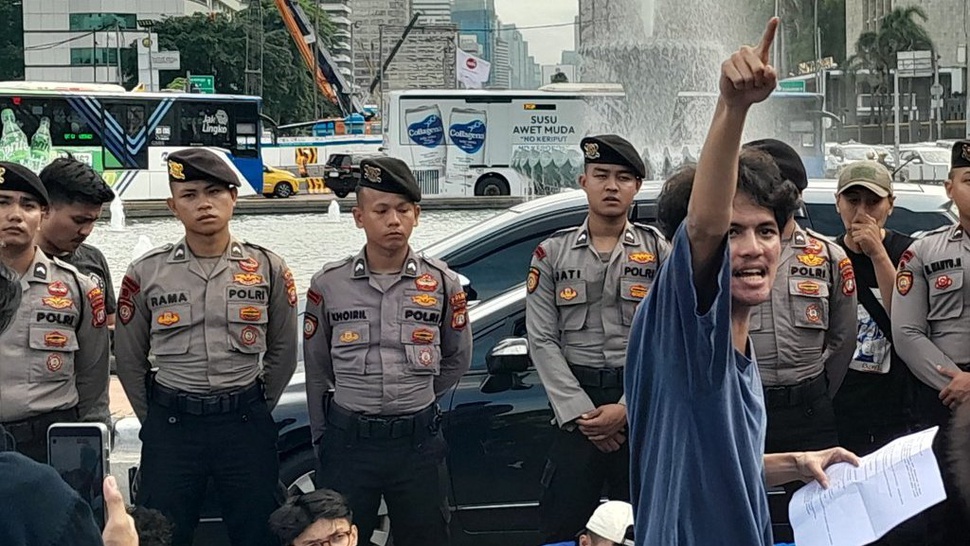 Demo Tolak PPN Naik Diwarnai Aksi Saling Dorong dengan Polisi