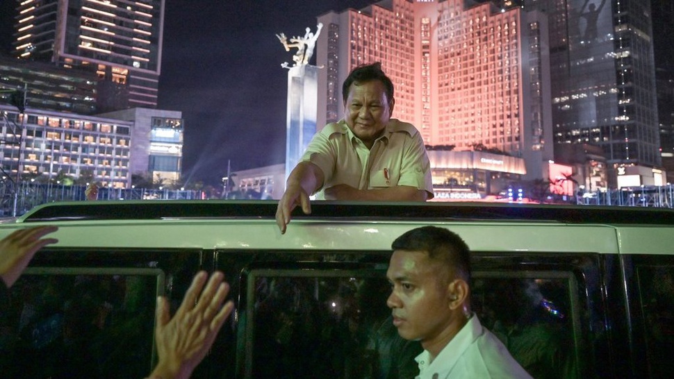 Momen Prabowo Sapa Warga saat Perayaan Malam Tahun Baru di HI