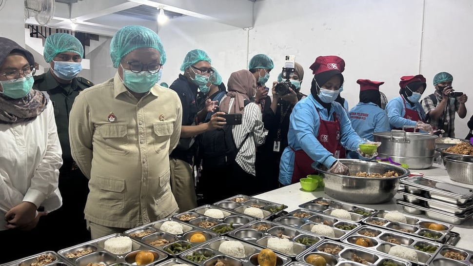 Begini Alur Masak Hingga Pembagian Makan Bergizi Gratis di Tapos