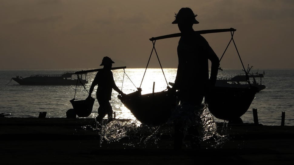 Mengecap Gurihnya Garam Khas Pantai Kusamba Bali