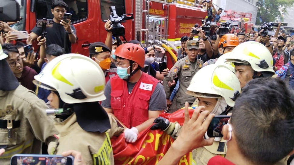 Damkar Evakuasi 1 Jenazah Korban Kebakaran Glodok Plaza