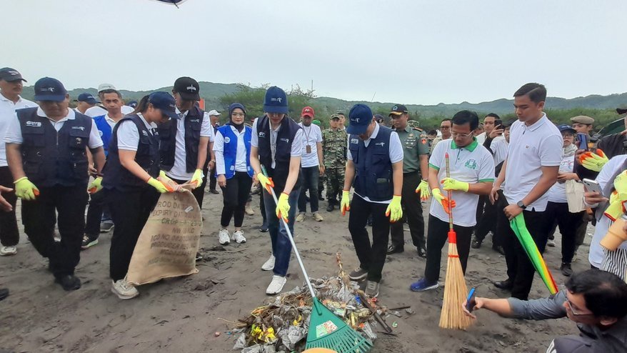 Dilema Musim Hujan: Saat Indahnya Pantai jadi Berhiaskan Sampah