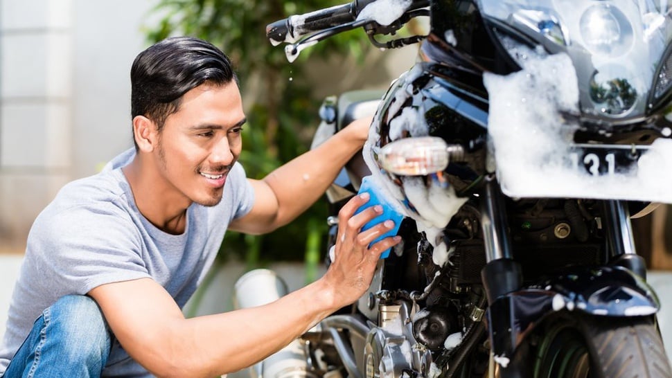 8 Cara Menghilangkan Bekas Stiker di Motor Tanpa Merusak Cat