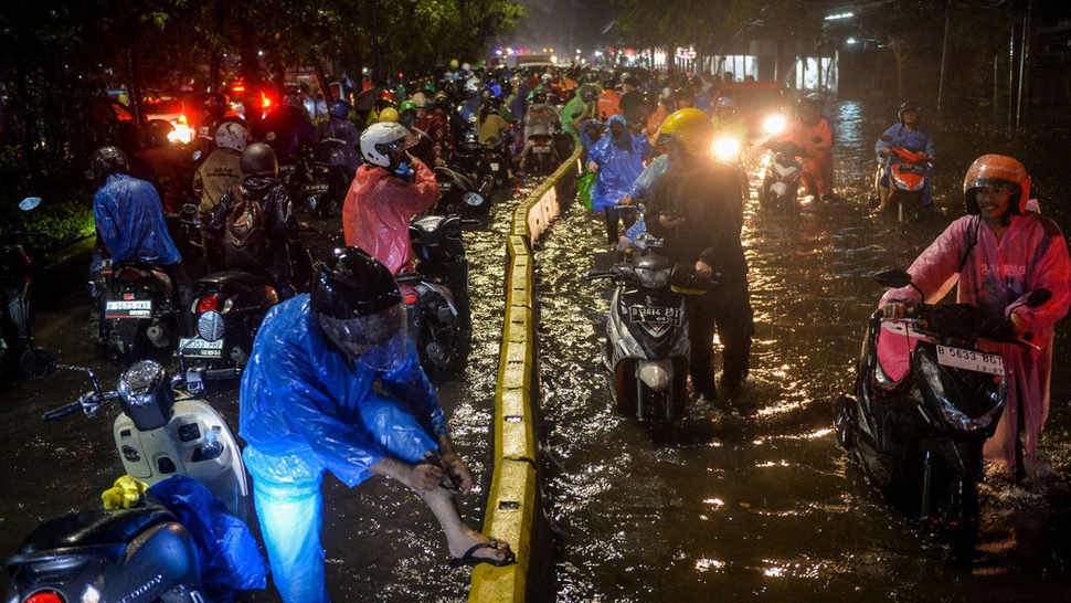 Kemensos Buat Dapur Umum di Wilayah Terdampak Banjir di Jakarta