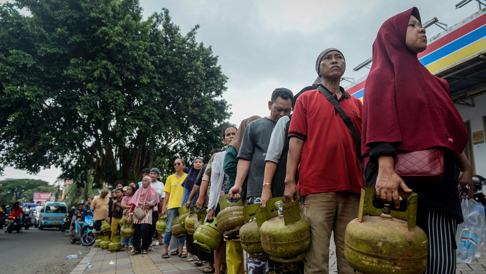 Warga Antre Beli Gas LPG 3 Kg Sampai Bikin Macet di Tangsel