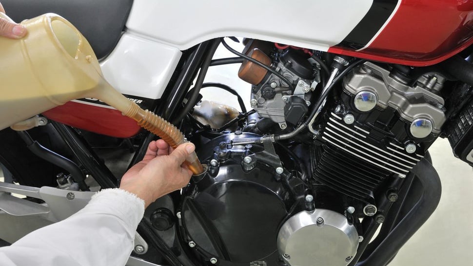 Daftar Oli Samping 2 Tak yang Bagus untuk Motor dan Harganya