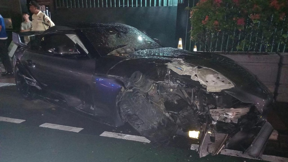 Mobil Toyota Supra Tabrak Trotoar di Jalan Thamrin