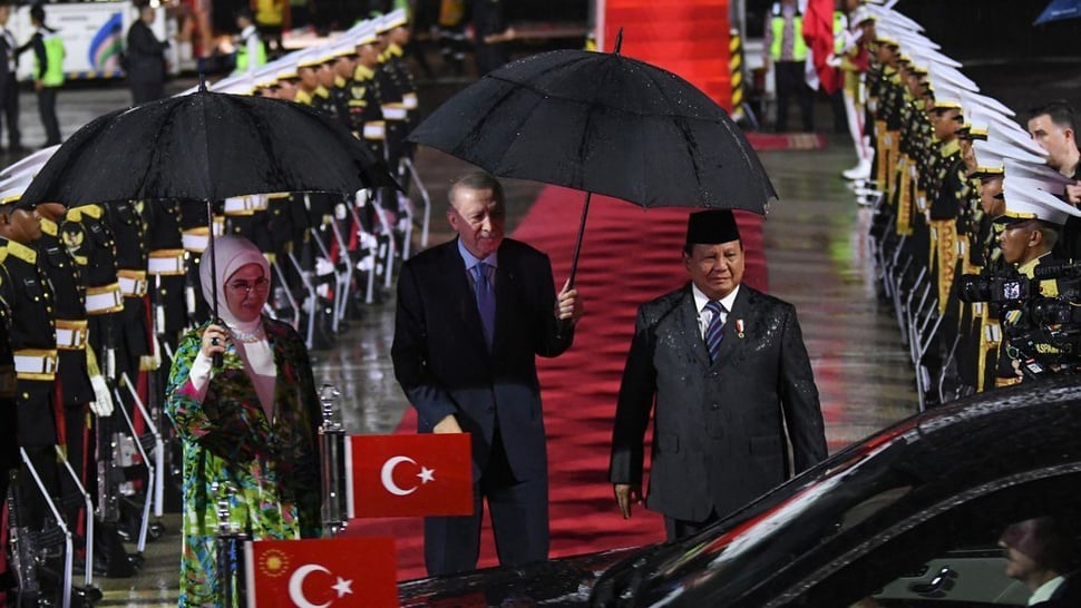 Prabowo Sambut Kedatangan Erdogan & Istri di Bandara Halim