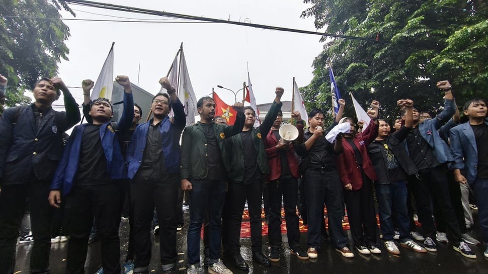 2025/02/17/demo-mahasiswa-di-gedung-dprd-jawa-barat--3_ratio-16x9.jpg