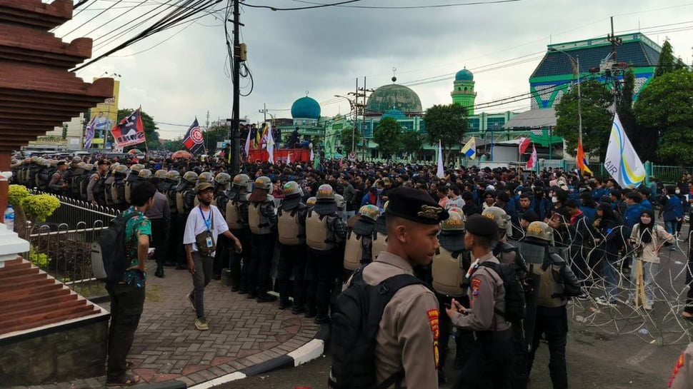 2025/02/17/demo-mahasiswa-di-gedung-dprd-jawa-timur--4_ratio-16x9.jpg