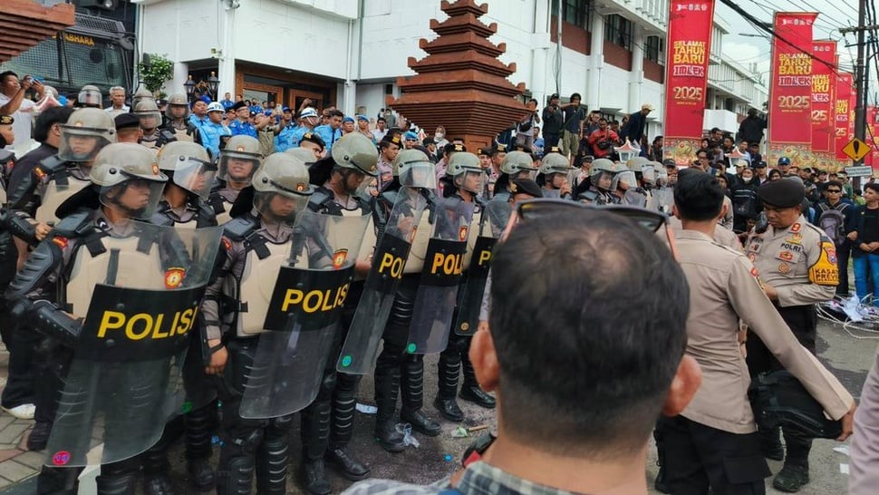 2025/02/17/demo-mahasiswa-di-gedung-dprd-jawa-timur--5_ratio-16x9.jpg