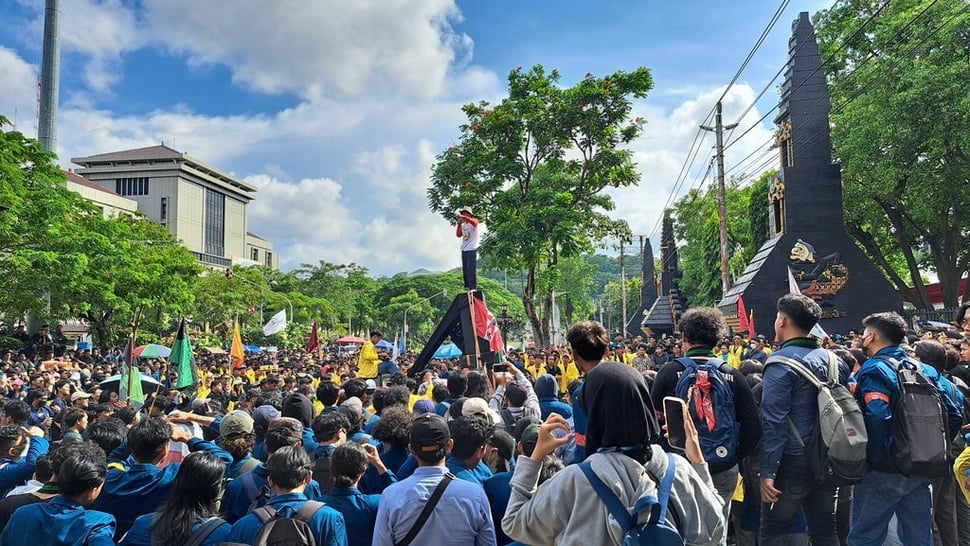 Demo #IndonesiaGelap di Semarang, Massa Bawa Kotoran Hewan