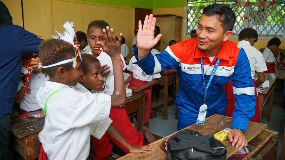 Relawan Bakti BUMN Menginspirasi Siswa Merauke Lewat Edukasi