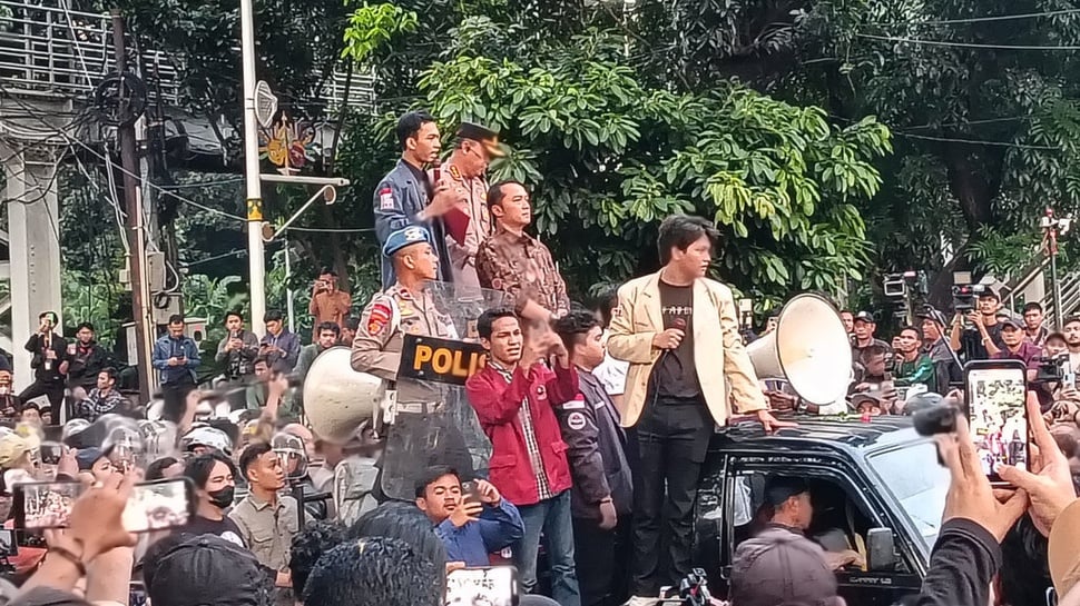 Mahasiswa Robohkan 2 Barier Beton di Depan Istana Negara