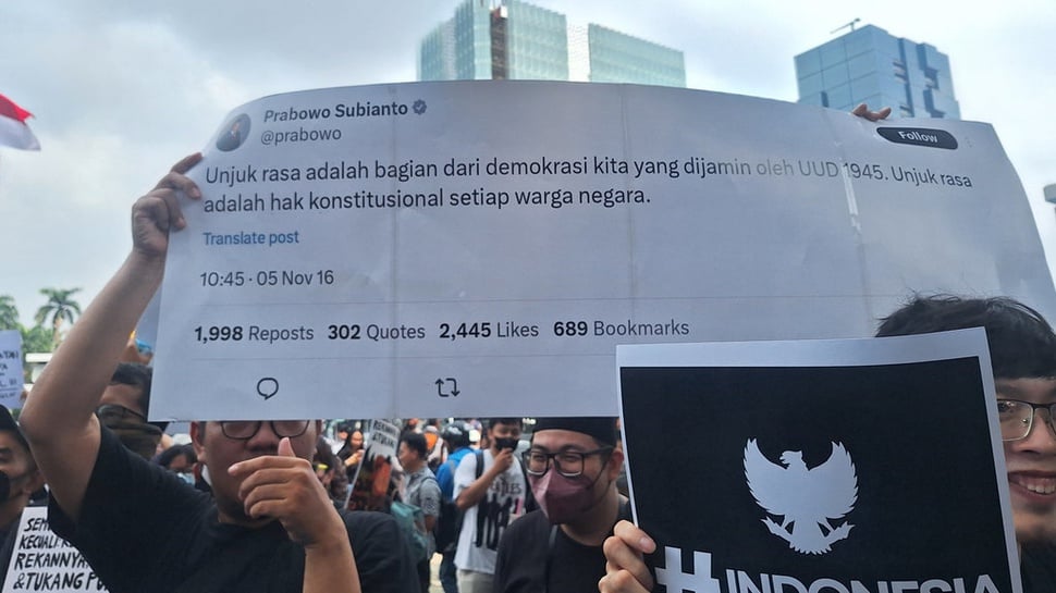 Pedemo Indonesia Gelap Nyanyikan Lagu Band Sukatani di Jakpus