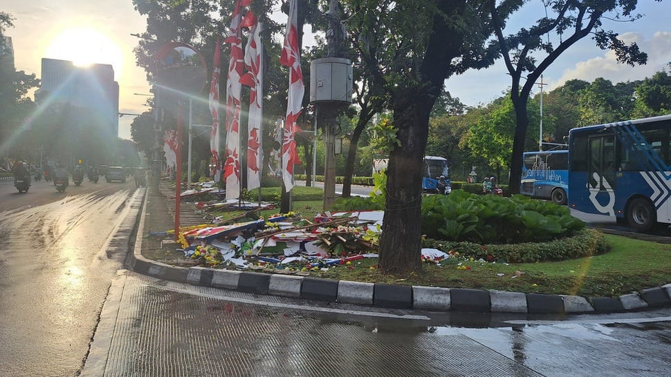 Massa Aksi Indonesia Gelap Rusak Karangan Bunga Pramono-Rano