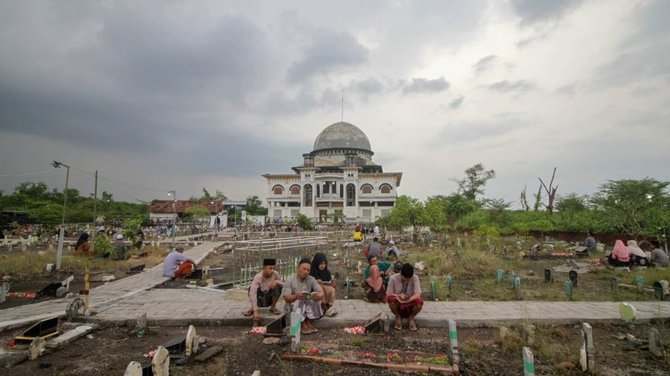 2025/02/28/antarafoto-ziarah-kubur-jelang-ramadhan-1740723717_ratio-16x9.jpg