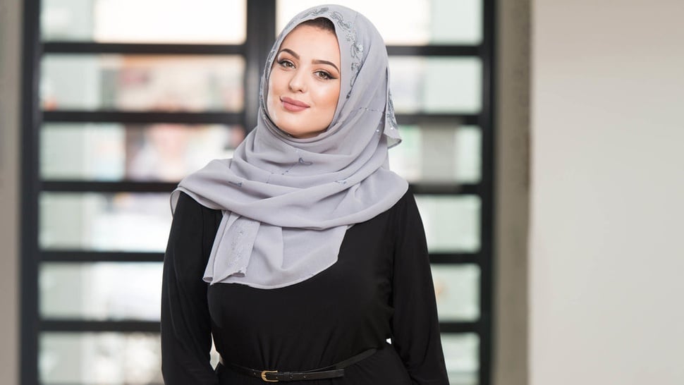 10 Ide Warna Jilbab yang Cocok dengan Gamis Hitam untuk Bukber