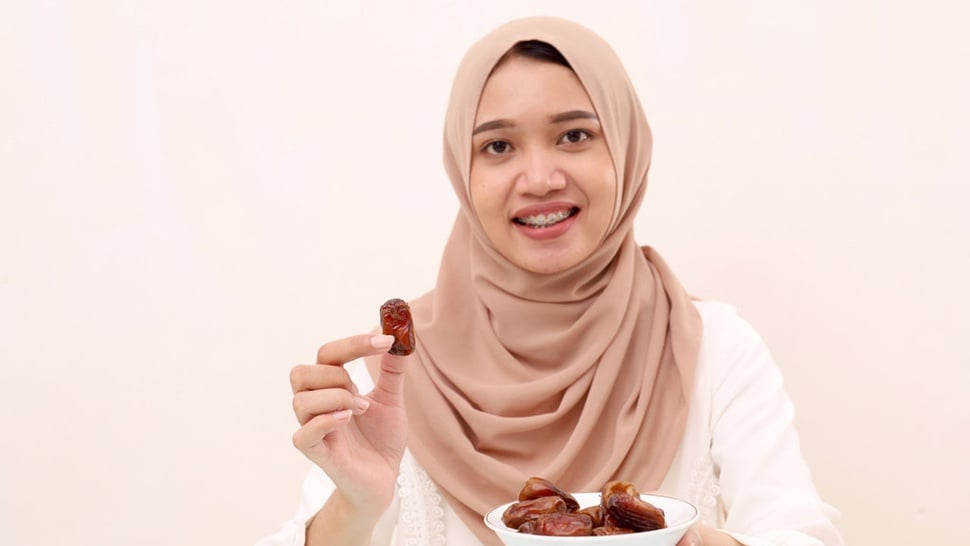 10 Rekomendasi Ide Outfit Bukber Warna Putih