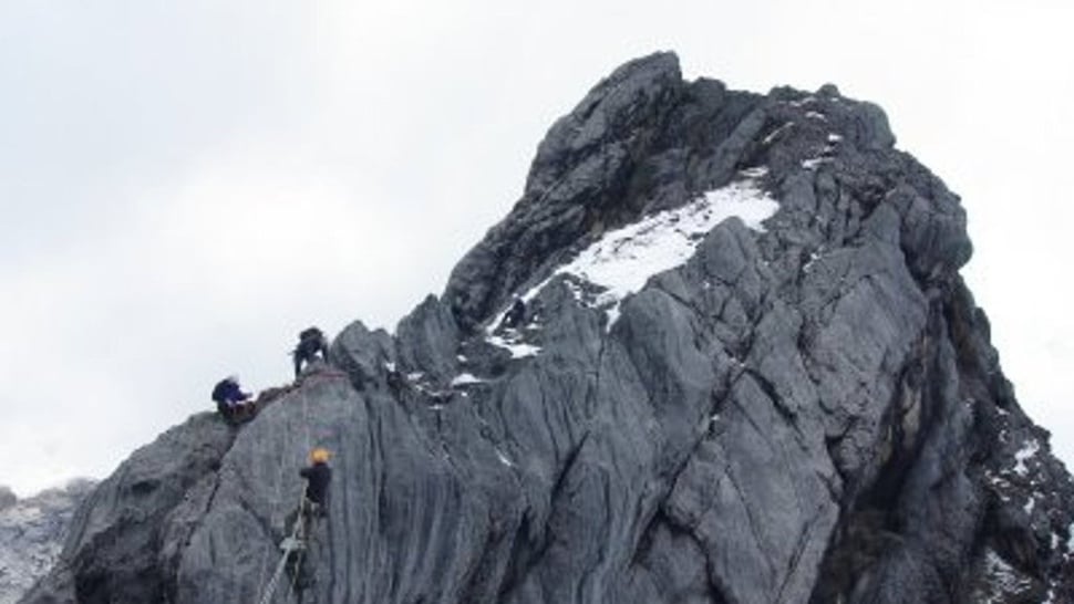 Rute Pendakian Jayawijaya dari Yellow Valley ke Puncak Cartensz