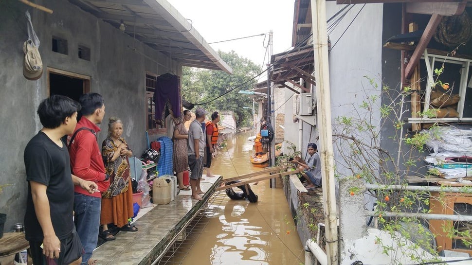 5 RT di Cawang Terendam Banjir, Warga Mengungsi ke Kampus