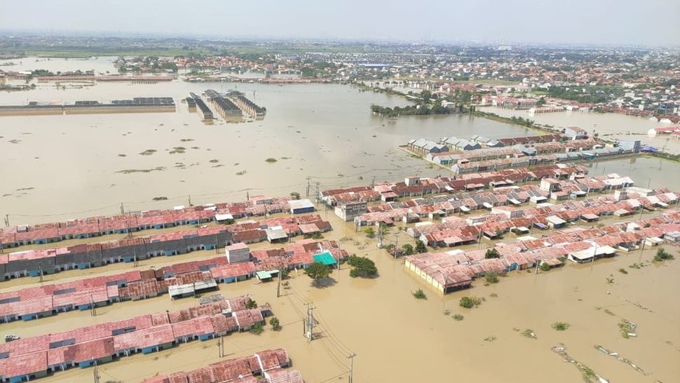 Polri Tambah Personel Penanganan Banjir di Babelan Bekasi