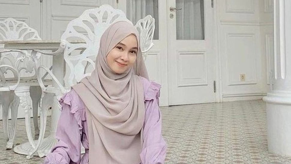 7 Warna Jilbab yang Cocok dengan Baju Warna Lavender