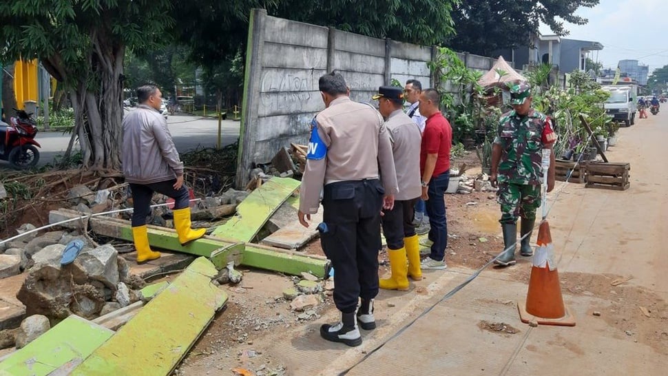 Penjelasan Polisi soal Warga Jebol Tembok Grand Galaxy Bekasi