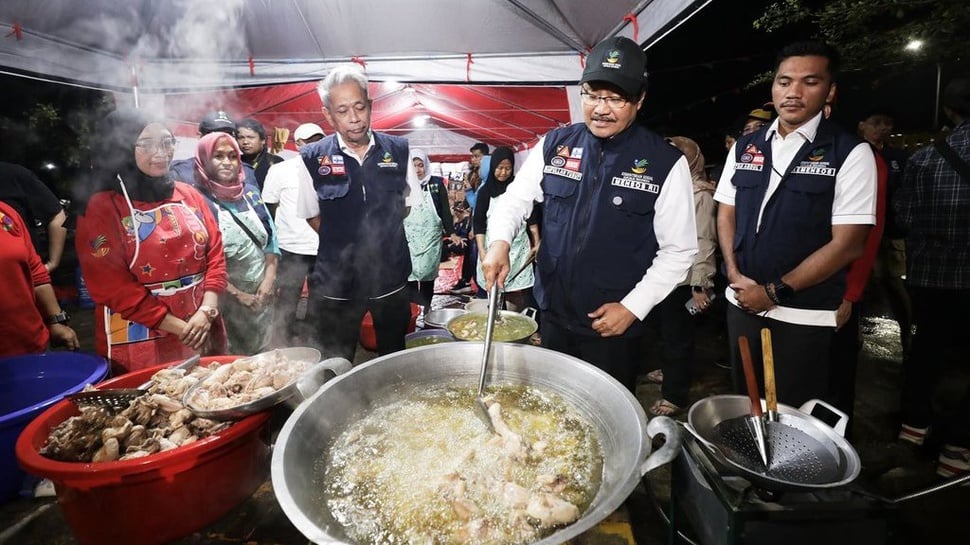 Mensos dan Wamensos Siapkan Sahur untuk Korban Banjir Bekasi