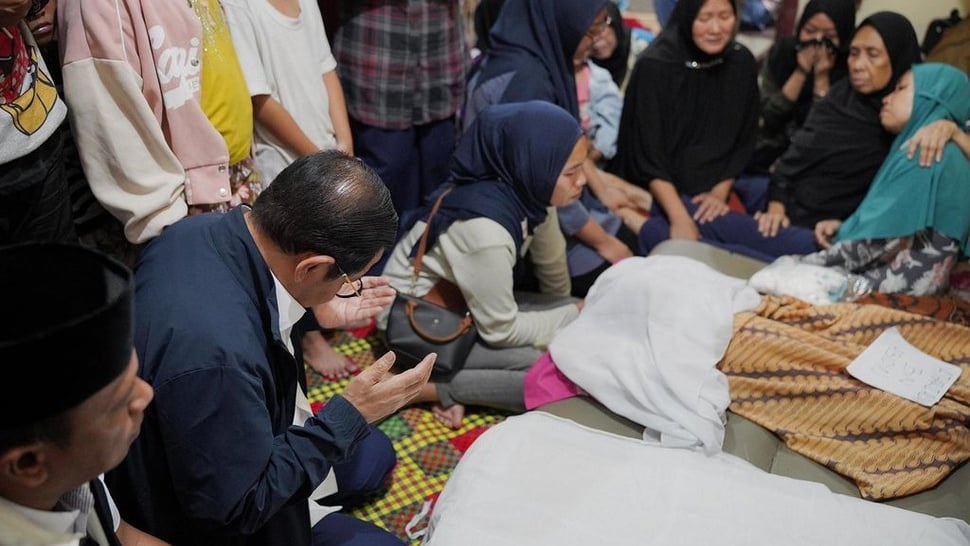 Pramono Melayat Balita Meninggal Akibat Banjir di Kebon Baru