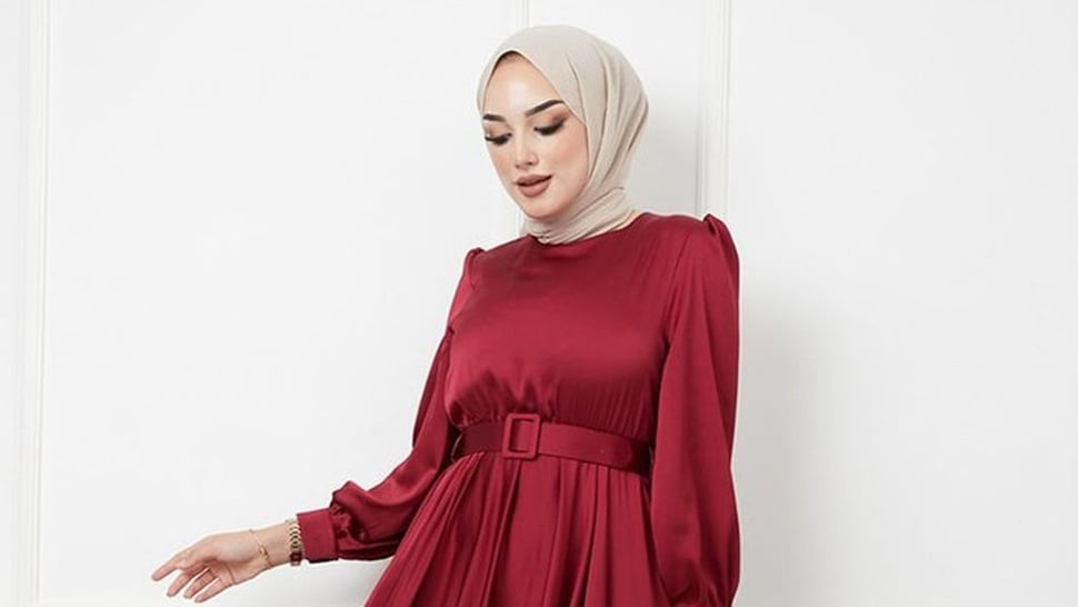 10 Ide Warna Jilbab yang Cocok untuk Baju Lebaran Burgundy