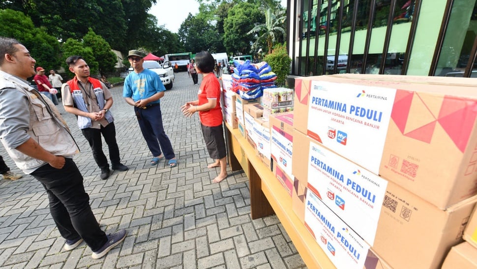 Pertamina Salurkan Bantuan untuk Korban Banjir Jakarta Selatan